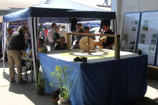 Stand der Rohrborner Dorfgemeinschaft mit Modell der Waidmühle auf Hoffest der Terra eG in Sömmerda 