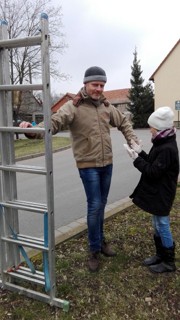 Nistkastenpflege der Gartenkinder