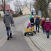 Nistkastenpflege der Gartenkinder