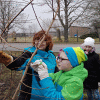 Nistkastenpflege der Gartenkinder