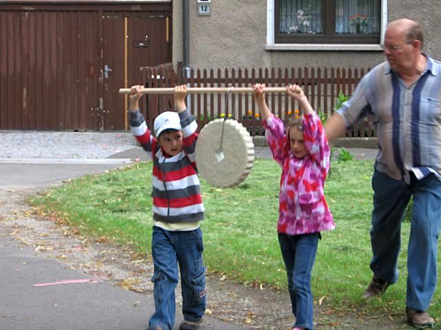 Erstes Drehen der Waidmühle mit Pferd